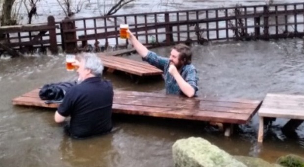 Il pub resta allagato per via dell'alluvione: ma loro restano seduti a bere la birra -GUARDA