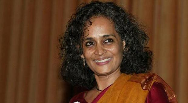 Arundhati Roy attacca Gandhi: «Accettava l'odioso sistema delle caste»