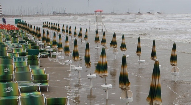 Prolungato l'allerta meteo nelle Marche: temporali in arrivo anche sulla costa. Rischio grandine