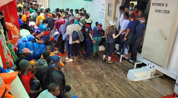 Migranti, la nave Ocean Viking a Salerno e la Lega insorge: «Scelta scellerata»