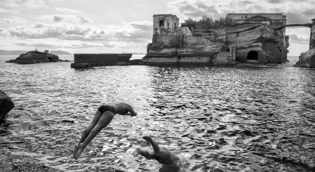 «Naples. Sense of place», scatti in bianco e nero al Mann