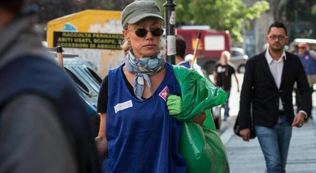 Nancy Brilli come Gassmann: con guanti e scopa pulisce le strade del quartiere insieme ai residenti