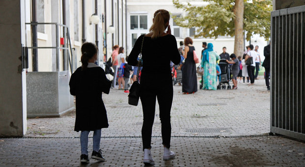 Mamma porta la figlia a scuola e scompare: ricerche senza sosta