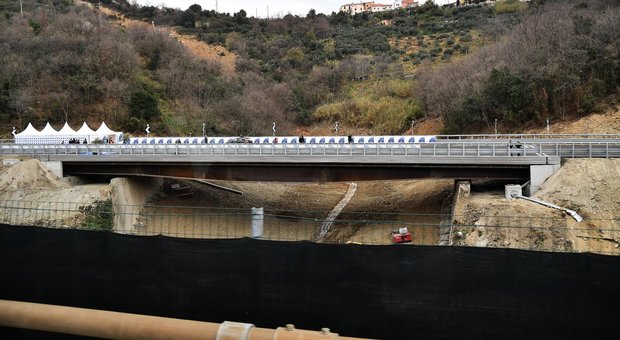 Maltempo, sale l'allerta: pioggia, vento e frane: chiuso un viadotto a Savona