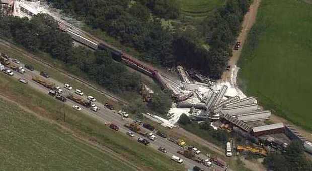 Inferno in Arkansas, si scontrano due treni: due morti e 500 evacuati per incendio