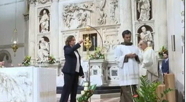 Loreto, il ministro Lamorgese accende la Lampada per la pace: «La fiamma della coesione sociale»