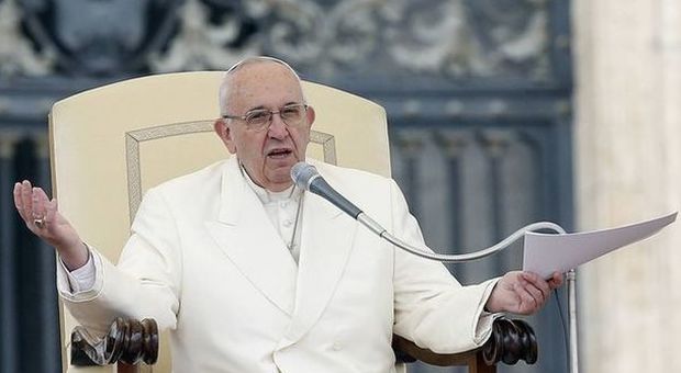La condanna di papa Francesco: «Maledetti coloro che operano per la guerra e e le armi»