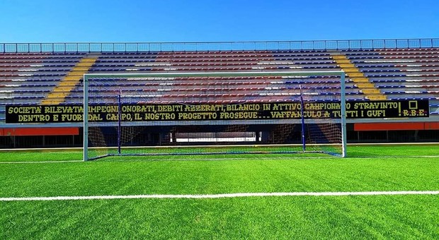 Lo striscione affisso allo stadio Gran Sasso d’Italia-Italo Acconcia dai Red Blue Eagles con la lunga scritta