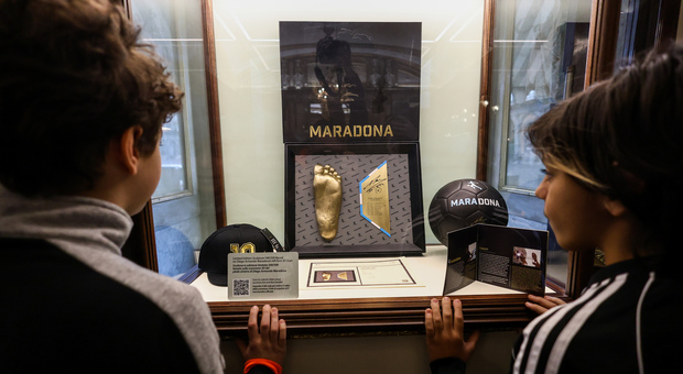 Il calco del piede sinistro di Diego Armando Maradona esposto al caffè Gambrinus a Napoli