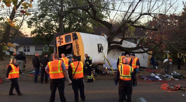 Usa, lo scuolabus si schianta contro un albero: morti sei bambini a Chattanooga