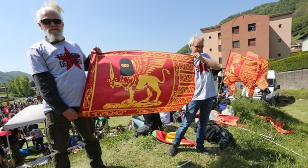 Pontida, festival antirazzista sul pratone della Lega: polemica per lo striscione rimosso