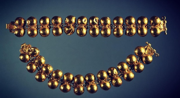 Anelli, bracciali e collane: sui social i gioielli dell’antica Pompei | Foto