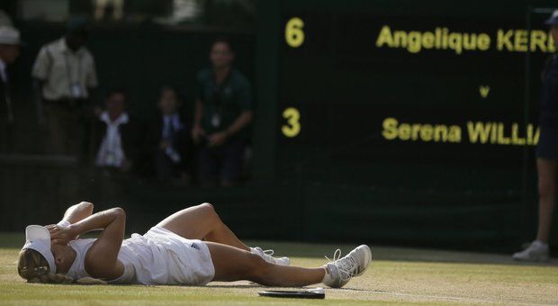 La Kerber a terra sul prato di Wimbledon dopo la vittoria