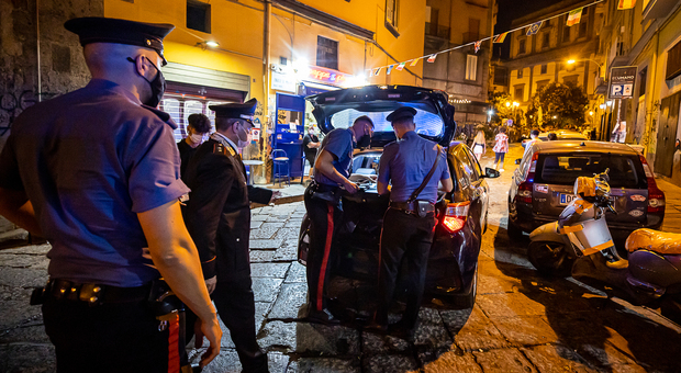 Movida a Napoli, blitz dei carabinieri: caos a piazza Mercato, arrestato un uomo in via Argine