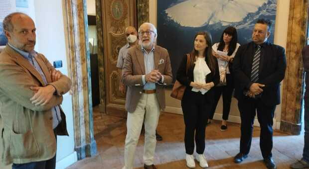 Il presidente dell’Associazione esplorazioni polari italiane Renato Zavatti illustra l’evento alla presenza del sindaco Paolo Calcinaro