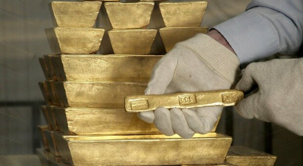 Il prezzo dell'oro vola, nuovo record (dopo il massimo in pandemia): «Investitori cercano asset sicuri»