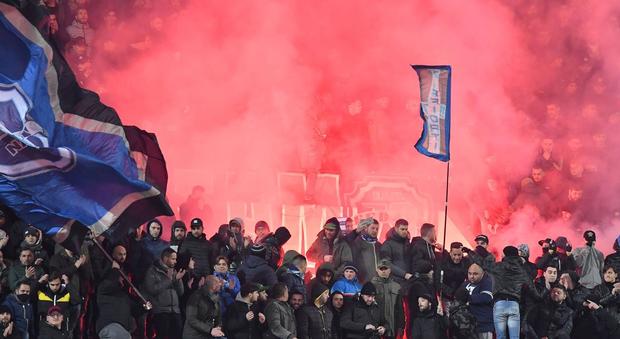Petardi e bengala contro tifosi Lazio: multa di diecimila euro al Napoli
