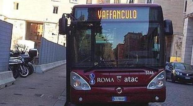 L'autobus della protesta, sul display un “vaffa” al posto del numero