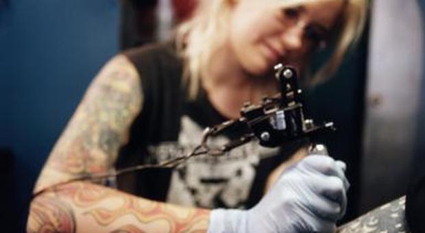 Sette milioni gli italiani tatuati ma i rischi sono sconosciuti: le donne più disegnate degli uomini