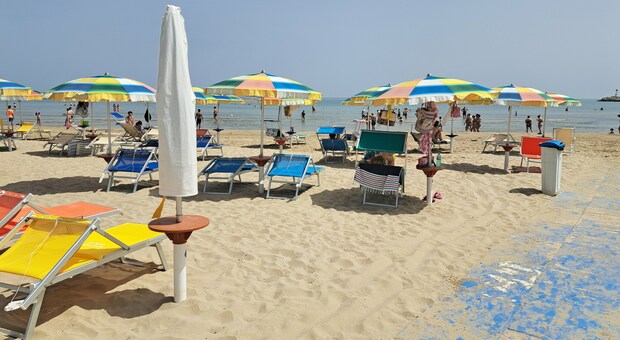 Spiaggia, a Porto San Giorgio il mare torna pulito. «Ma adesso dateci certezze sui nuovi parcheggi»