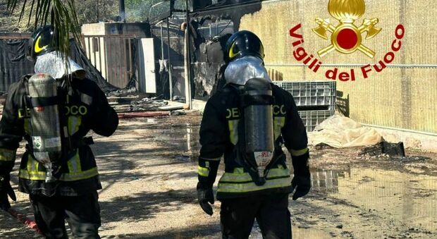 Paura a Taviano: grosso incendio minaccia aziende e abitazioni