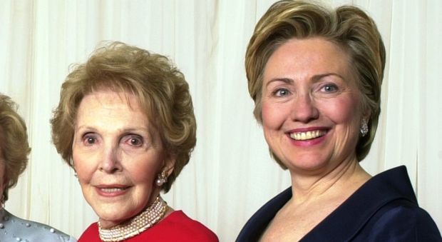 Hillary Clinton con Nancy Reagan in una foto del 2003
