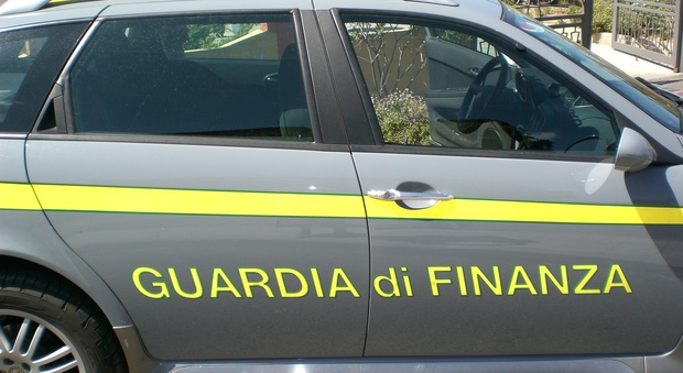 Napoli, esami della guardia di finanza truccati: subito licenziati i due marescialli