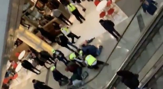 Uomo precipita dall'ultimo piano di un centro commerciale: cade addosso ad una donna
