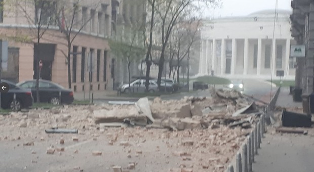 Terremoto a Zagabria, magnitudo 5.4: danneggiati palazzi e strade. Altra scossa alle 6, avvertito nelle Marche