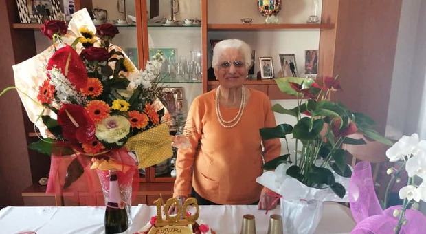 Cento anni, la festa di nonna Maria corre sul filo del suo cellulare