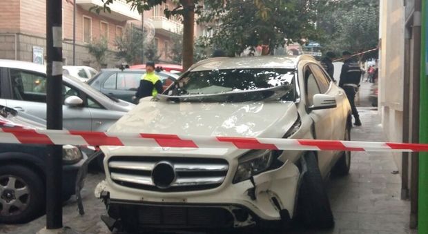 Napoli, Mercedes travolge auto e finisce in un negozio: due feriti