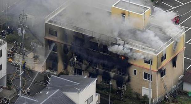 Uomo dà fuoco nello studio dei manga a Kyoto: almeno 25 morti. Un testimone: «Ha gridato avete copiato il mio lavoro»