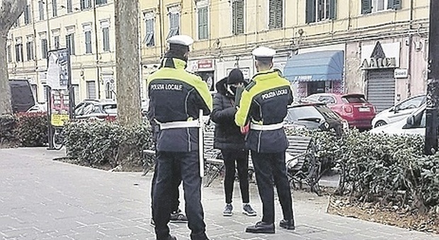 Ancona, trova in terra un portafoglio con più di 800 euro e corre a consegnarlo ai vigili urbani