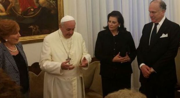 Papa Francesco e Ronald Lauder, primo da destra