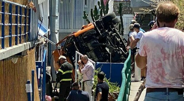 Capri, incidente bus: «Curve troppo strette, è una tragedia annunciata»