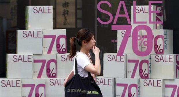 Giappone, i deboli consumi ostacolano la crescita, vendite al dettaglio -1,9%