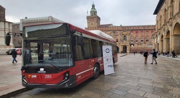 Un autobus a idrogeno a Piazza Maggiore a Bologna