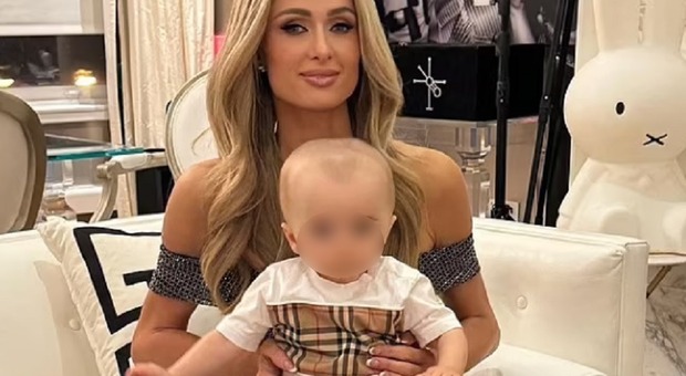 Paris Hilton, il figlio di 10 mesi deriso per le dimensioni della testa: «Ecco perché porta il cappello». La risposta della mamma «orso»