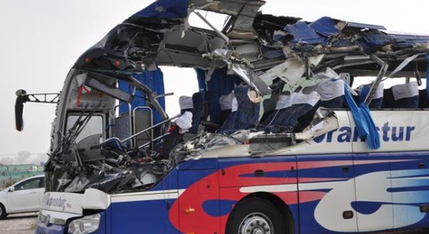 Il bus distrutto dopo l'incidente
