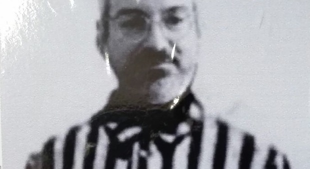 un adesivo trovato a Udine che raffigura Honsell come deportato ad Auschwitz