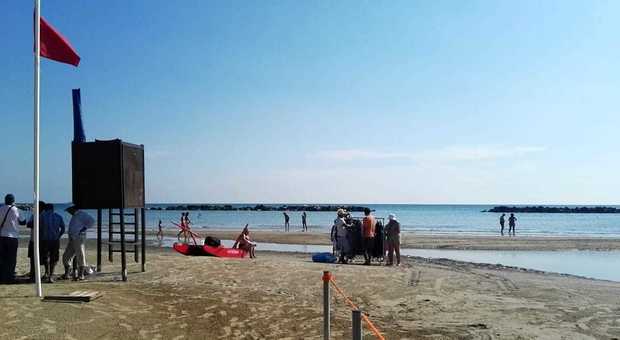 Pesaro, non bastano i maxi sequestri ancora ambulanti abusivi in spiaggia