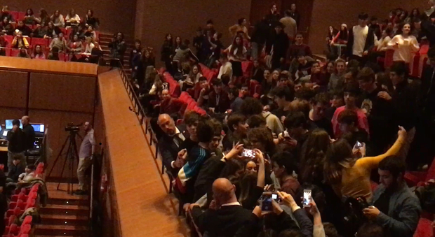 Salvini sommerso dalla folla di studenti: «Daje c'è il ministro, facciamoci un selfie»
