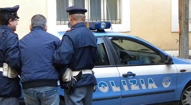 Medico ostaggio sventa il colpo in banca al policlinico di Tor Vergata: due rapinatori catturati