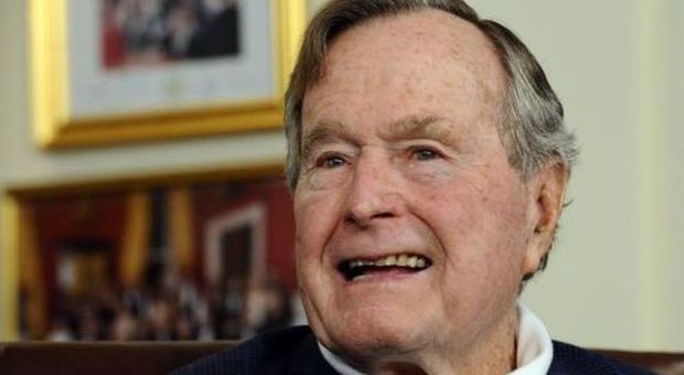 Paura per George Bush Sr.: cade in casa ​e si frattura una vertebra cervicale