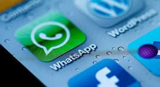 Whatsapp down a Capodanno, ironia social: "Adesso dobbiamo parlare"