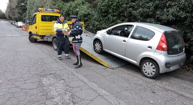 Castel Gandolfo, pirata della strada travolge auto ferendo quattro giovani e poi denuncia il furto della vettura