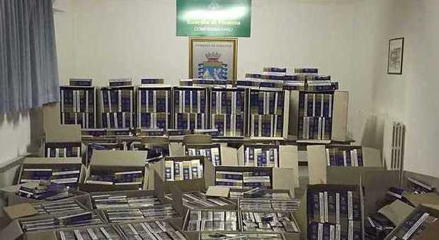 Fano, mezza tonnellata di sigarette estere di contrabbando nel capannone abbandonato