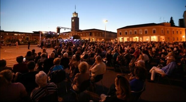 Il concerto dei carabinieri in piazza del Popolo per i 90 anni di Latina