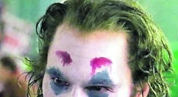 Travestito da Joker con pistola (finta) scatena panico in metrò: denunciato