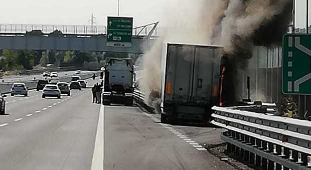 Paura in autostrada: Tir distrutto dal fuoco, salvo il camionista